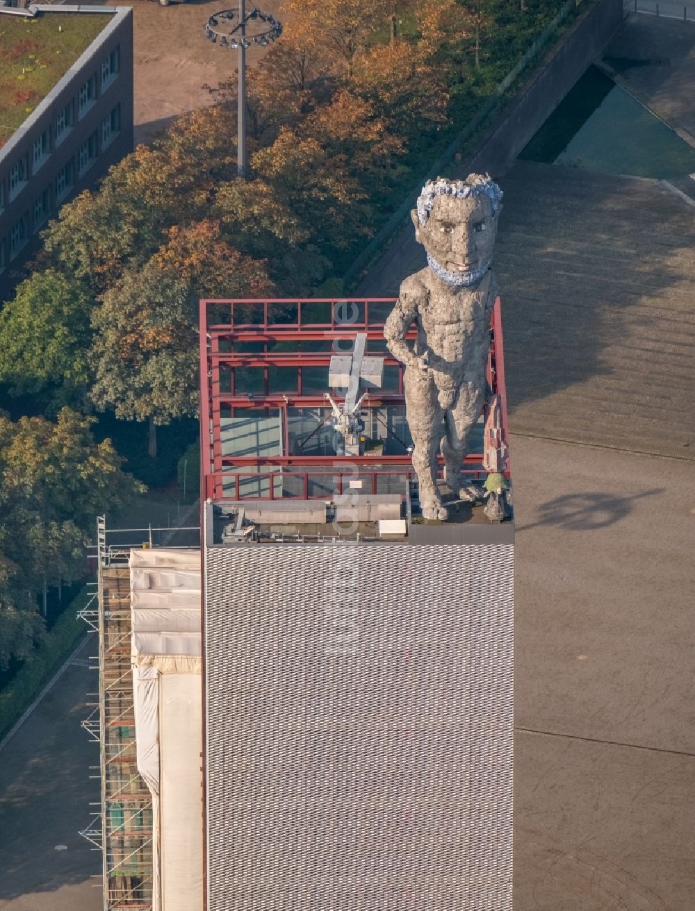 Gelsenkirchen aus der Vogelperspektive: Kunst- Figur HERKULES VON GELSENKIRCHEN auf dem Erschließungsturm am Bürogebäude des Verwaltungs- und Geschäftshauses der Vivawest Wohnen GmbH in Gelsenkirchen im Bundesland Nordrhein-Westfalen