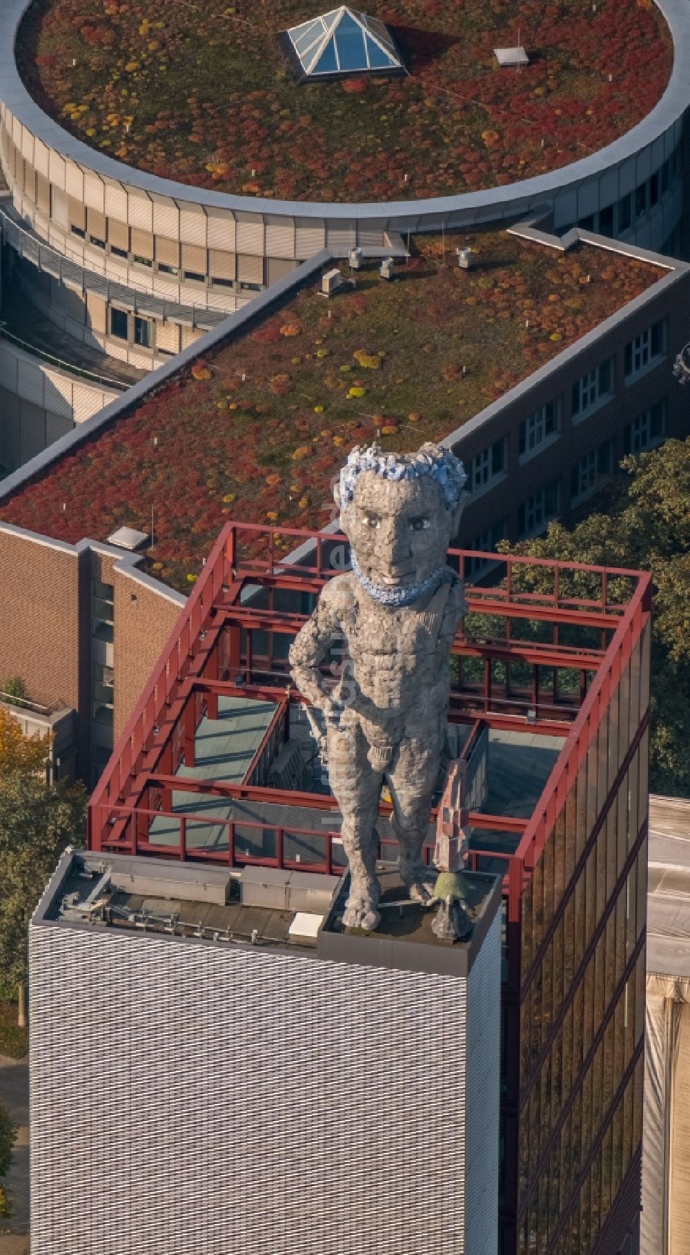 Luftbild Gelsenkirchen - Kunst- Figur HERKULES VON GELSENKIRCHEN auf dem Erschließungsturm am Bürogebäude des Verwaltungs- und Geschäftshauses der Vivawest Wohnen GmbH in Gelsenkirchen im Bundesland Nordrhein-Westfalen