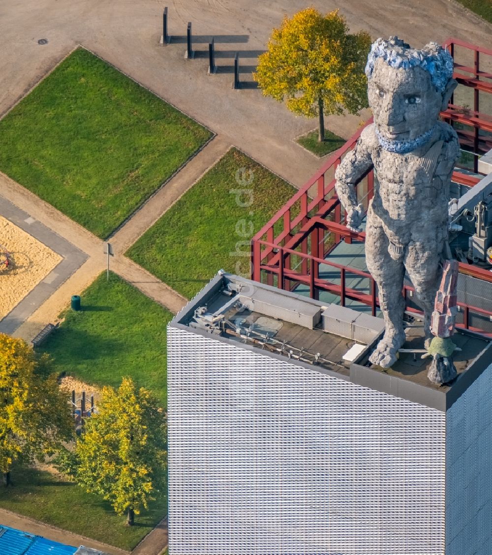 Luftaufnahme Gelsenkirchen - Kunst- Figur HERKULES VON GELSENKIRCHEN auf dem Erschließungsturm am Bürogebäude des Verwaltungs- und Geschäftshauses der Vivawest Wohnen GmbH in Gelsenkirchen im Bundesland Nordrhein-Westfalen