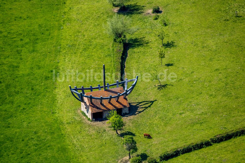 Luftaufnahme Nieheim - Kunst- Installation einer Freilichtskulptur Boot im Haus in Nieheim im Bundesland Nordrhein-Westfalen, Deutschland