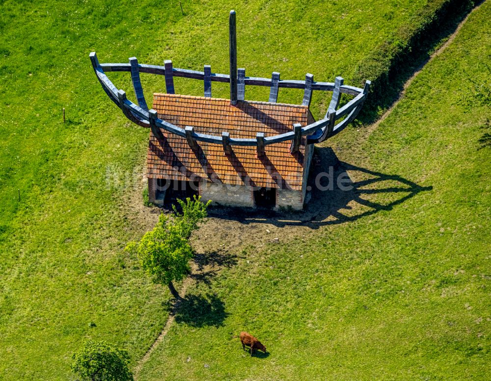 Nieheim aus der Vogelperspektive: Kunst- Installation einer Freilichtskulptur Boot im Haus in Nieheim im Bundesland Nordrhein-Westfalen, Deutschland