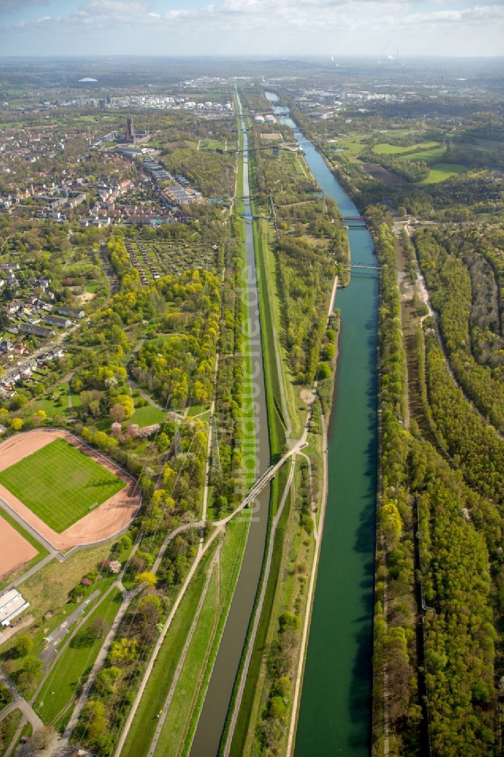 Luftaufnahme Essen - Kunst- Installation einer Freilichtskulptur Carbon Obelisk auf der Emscherinsel in Essen im Bundesland Nordrhein-Westfalen