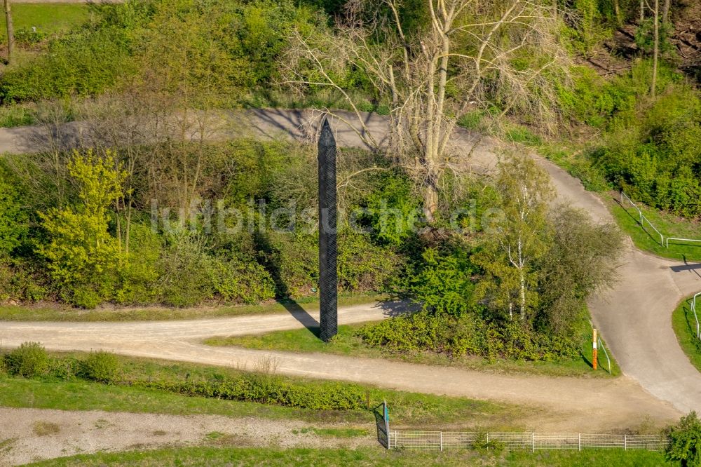 Essen aus der Vogelperspektive: Kunst- Installation einer Freilichtskulptur Carbon Obelisk auf der Emscherinsel in Essen im Bundesland Nordrhein-Westfalen