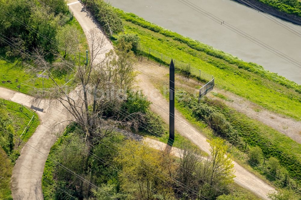 Luftbild Essen - Kunst- Installation einer Freilichtskulptur Carbon Obelisk auf der Emscherinsel in Essen im Bundesland Nordrhein-Westfalen