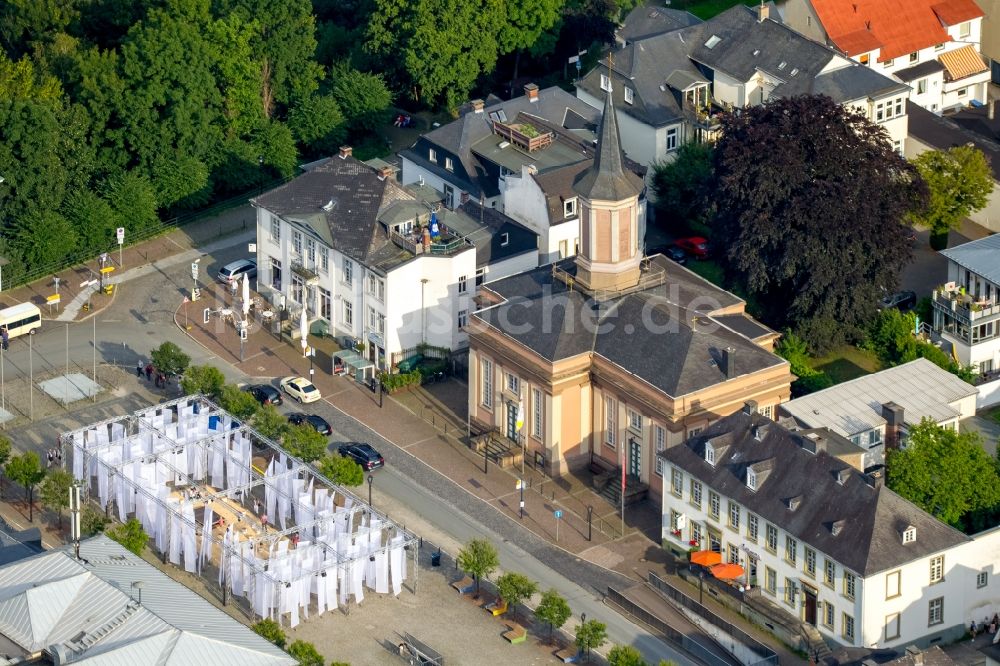 Luftaufnahme Arnsberg - Kunst- Installation einer Freilichtskulptur des Internationalen Kunstsommers Arnsberg 2015 in Arnsberg im Bundesland Nordrhein-Westfalen