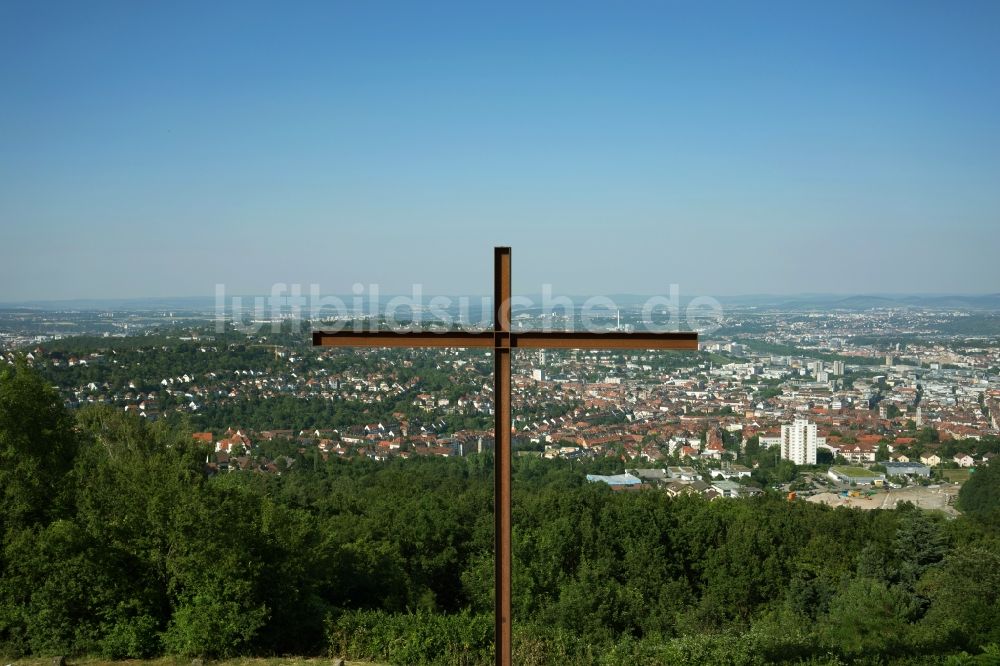 Luftbild Stuttgart - Kunst- Installation einer Freilichtskulptur Kreuz Monte Scherbelino auf der Halde des Trümmerberges Birkenkopf in Stuttgart-Botnang im Bundesland Baden-Württemberg