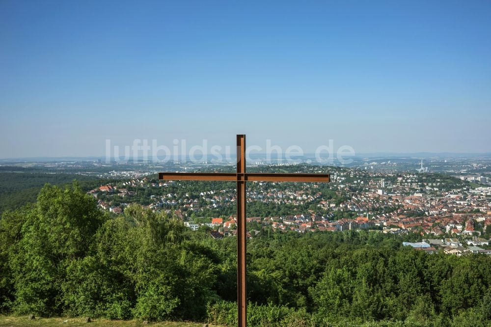 Luftaufnahme Stuttgart - Kunst- Installation einer Freilichtskulptur Kreuz Monte Scherbelino auf der Halde des Trümmerberges Birkenkopf in Stuttgart-Botnang im Bundesland Baden-Württemberg