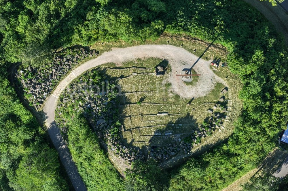 Luftbild Stuttgart - Kunst- Installation einer Freilichtskulptur Kreuz Monte Scherbelino auf der Halde des Trümmerberges Birkenkopf in Stuttgart-Botnang im Bundesland Baden-Württemberg