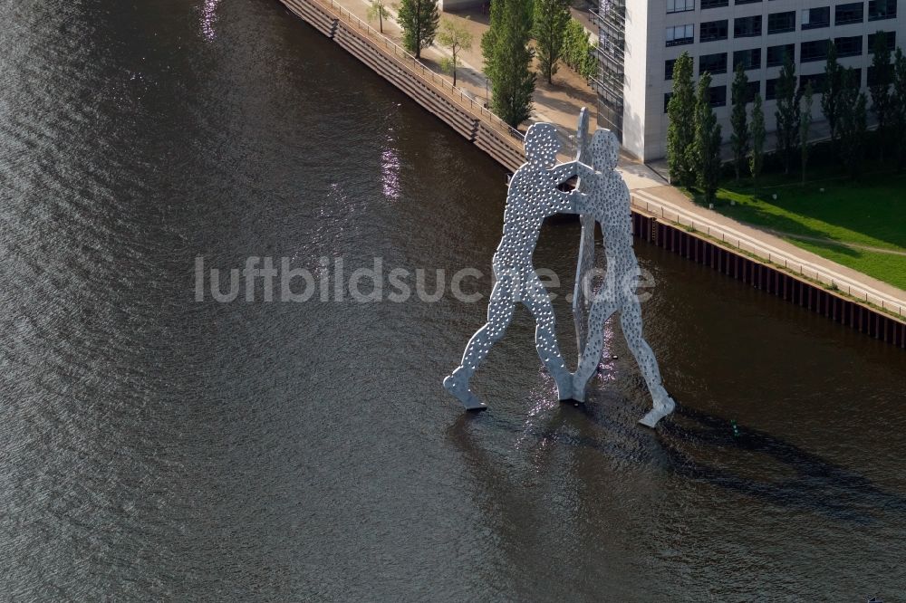 Berlin von oben - Kunst- Installation einer Freilichtskulptur Molecule Man in Berlin