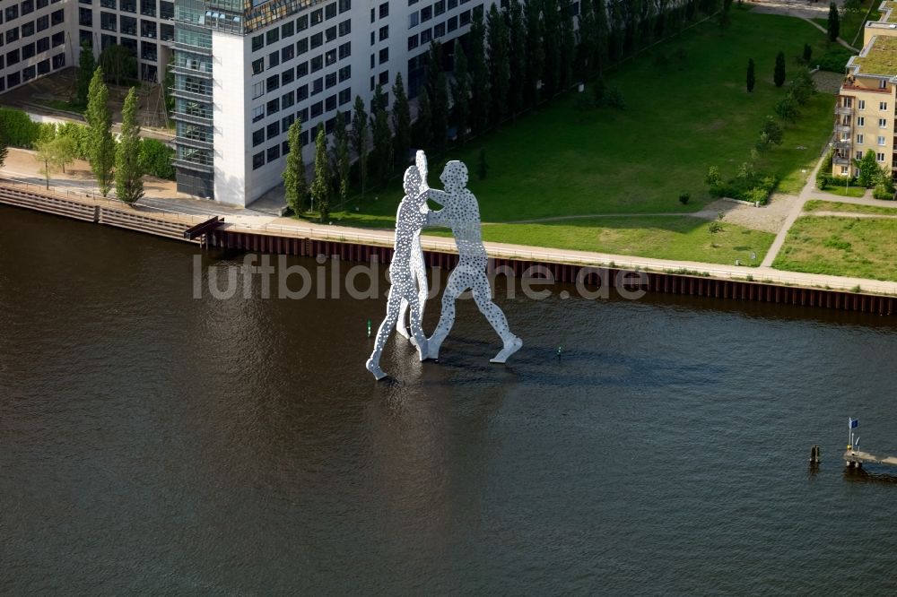 Berlin aus der Vogelperspektive: Kunst- Installation einer Freilichtskulptur Molecule Man in Berlin