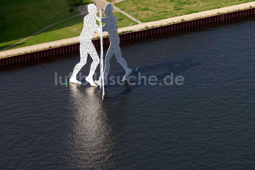 Luftbild Berlin - Kunst- Installation einer Freilichtskulptur Molecule Man in Berlin