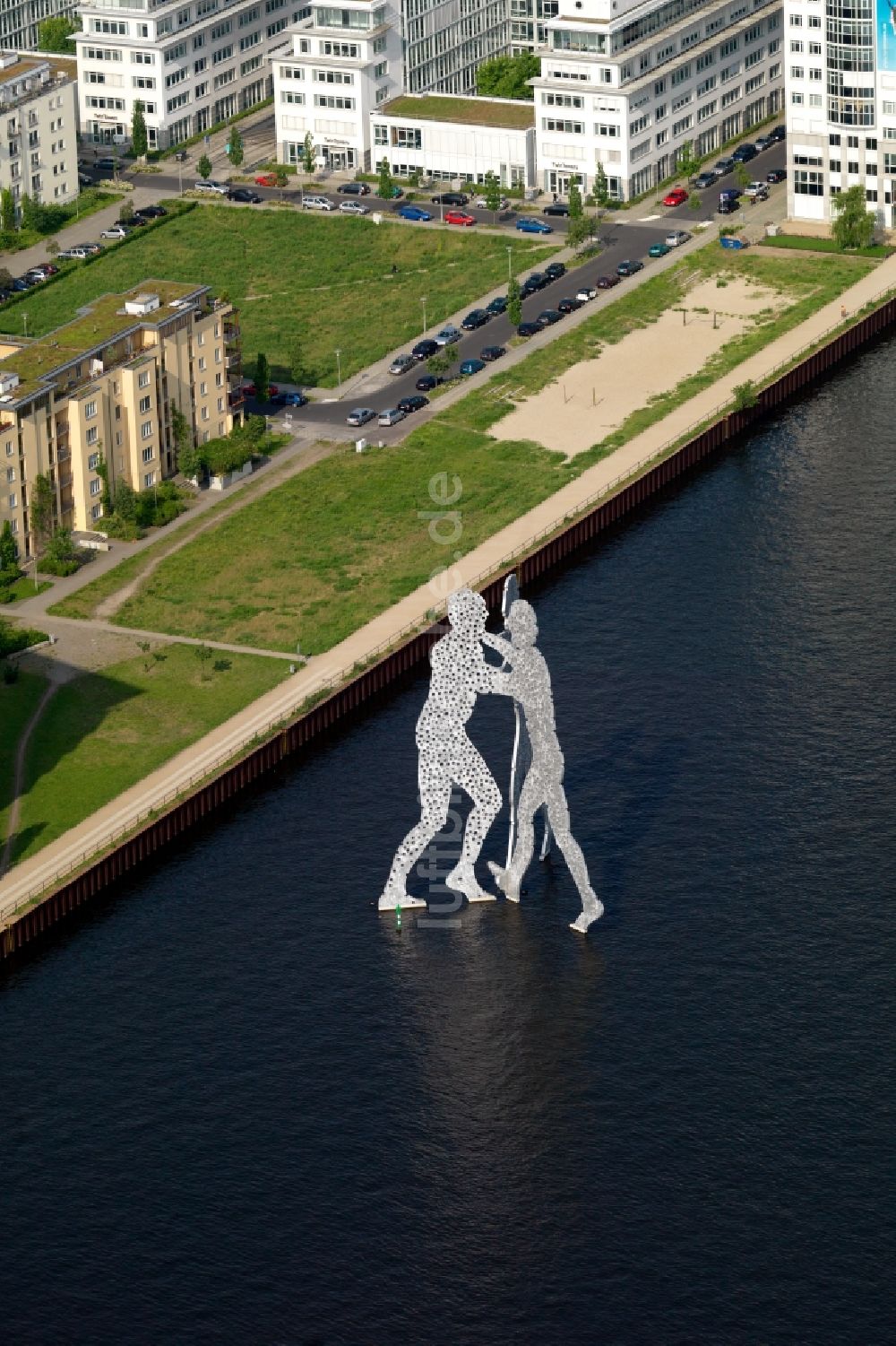 Luftaufnahme Berlin - Kunst- Installation einer Freilichtskulptur Molecule Man in Berlin