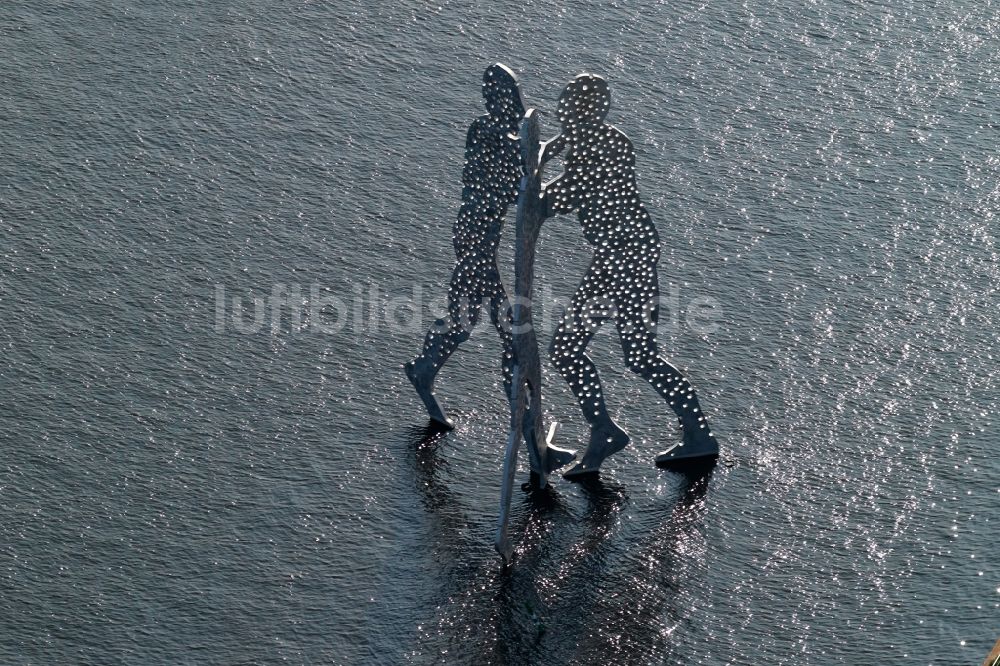 Berlin von oben - Kunst- Installation einer Freilichtskulptur Molecule Man in Berlin