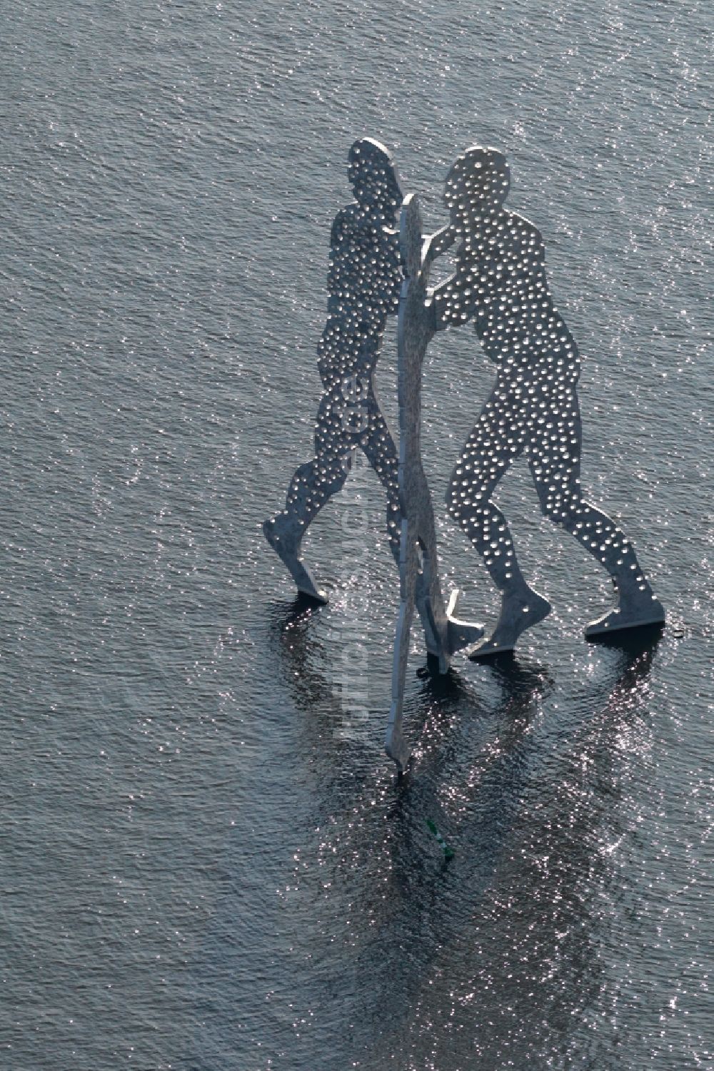 Berlin aus der Vogelperspektive: Kunst- Installation einer Freilichtskulptur Molecule Man in Berlin