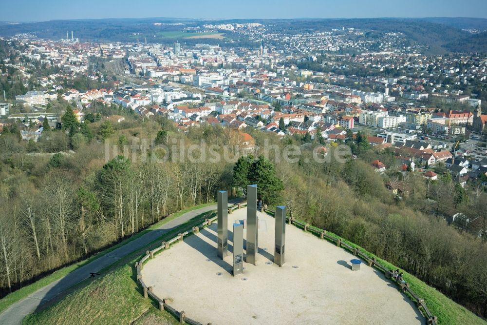 Luftbild Pforzheim - Kunst- Installation einer Freilichtskulptur Monte Scherbelino auf der Halde des Trümmerberges Wallberg in Pforzheim im Bundesland Baden-Württemberg