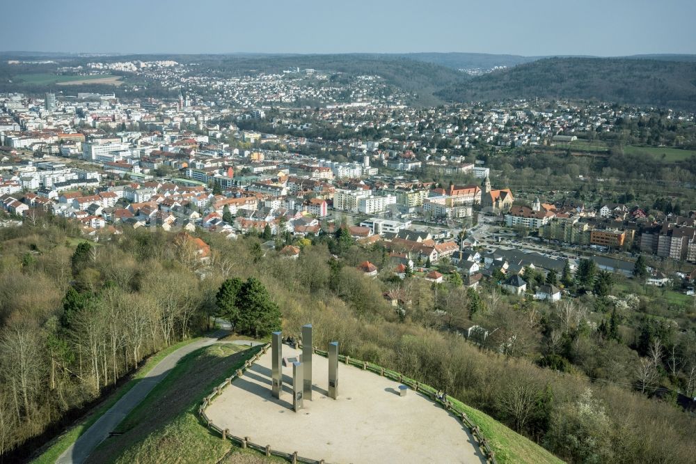 Pforzheim von oben - Kunst- Installation einer Freilichtskulptur Monte Scherbelino auf der Halde des Trümmerberges Wallberg in Pforzheim im Bundesland Baden-Württemberg