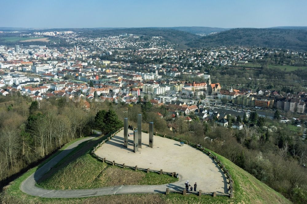 Pforzheim aus der Vogelperspektive: Kunst- Installation einer Freilichtskulptur Monte Scherbelino auf der Halde des Trümmerberges Wallberg in Pforzheim im Bundesland Baden-Württemberg