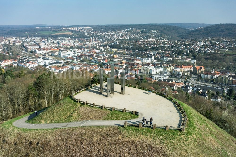 Luftaufnahme Pforzheim - Kunst- Installation einer Freilichtskulptur Monte Scherbelino auf der Halde des Trümmerberges Wallberg in Pforzheim im Bundesland Baden-Württemberg