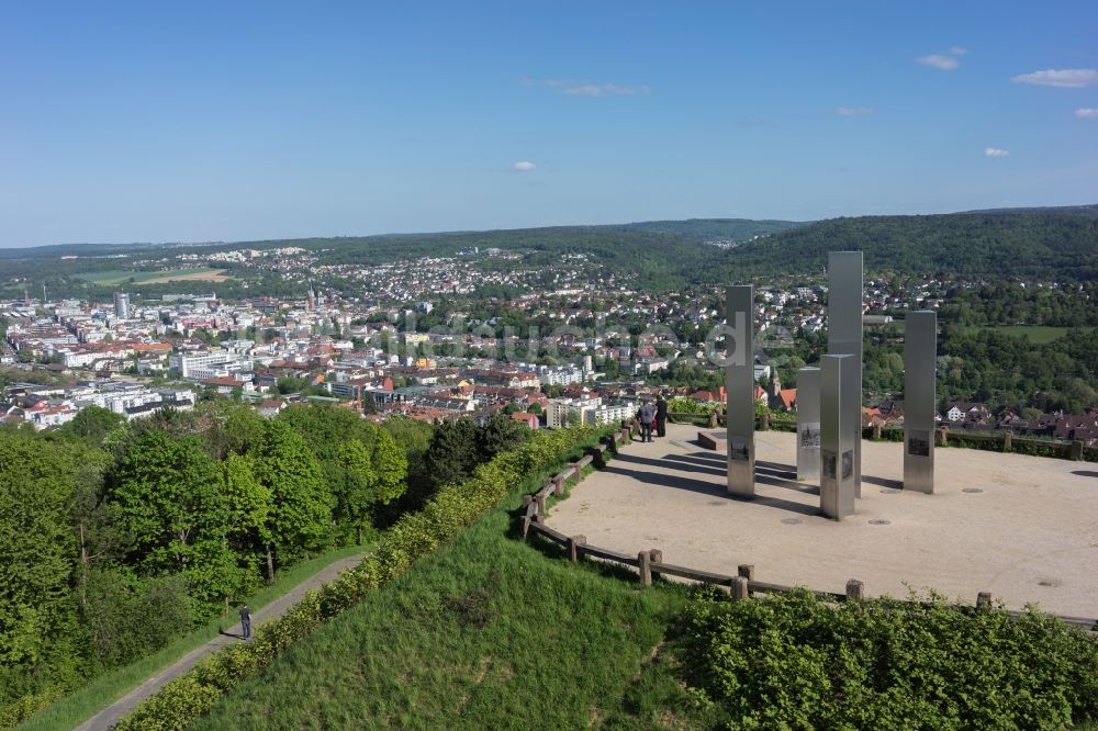 Pforzheim von oben - Kunst- Installation einer Freilichtskulptur Monte Scherbelino auf der Halde des Trümmerberges Wallberg in Pforzheim im Bundesland Baden-Württemberg