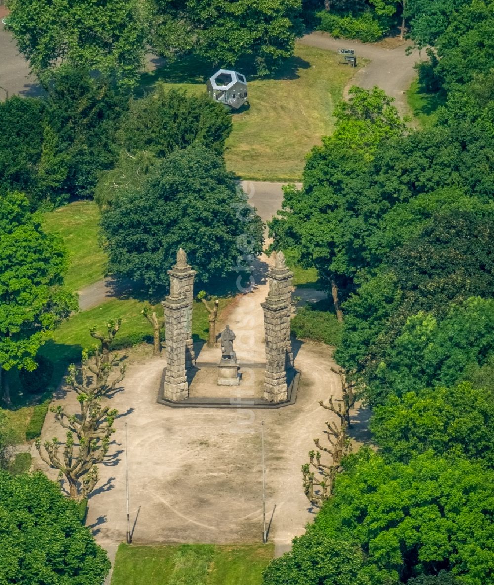 Hagen aus der Vogelperspektive: Kunst- Installation einer Freilichtskulptur im Park an der Osthofstraße im Ortsteil Boele in Hagen im Bundesland Nordrhein-Westfalen, Deutschland