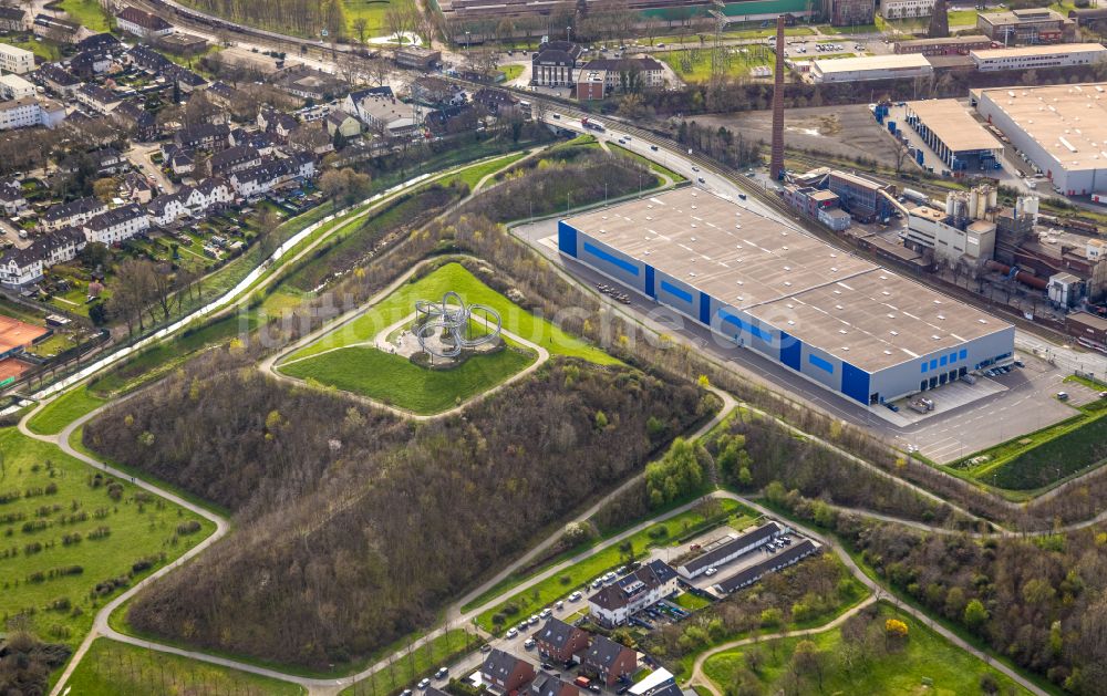 Duisburg aus der Vogelperspektive: Kunst- Installation einer Freilichtskulptur Tiger & Turtle in Duisburg im Bundesland Nordrhein-Westfalen