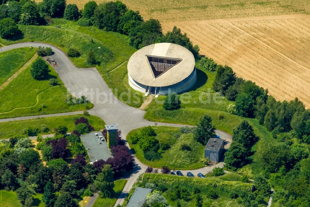 Hombroich, Neuss von oben - Kunst- Installation und Gebäude- Form des Kulturraum auf der ehemaligen Raketenbasis in Hombroich, Neuss im Bundesland Nordrhein-Westfalen