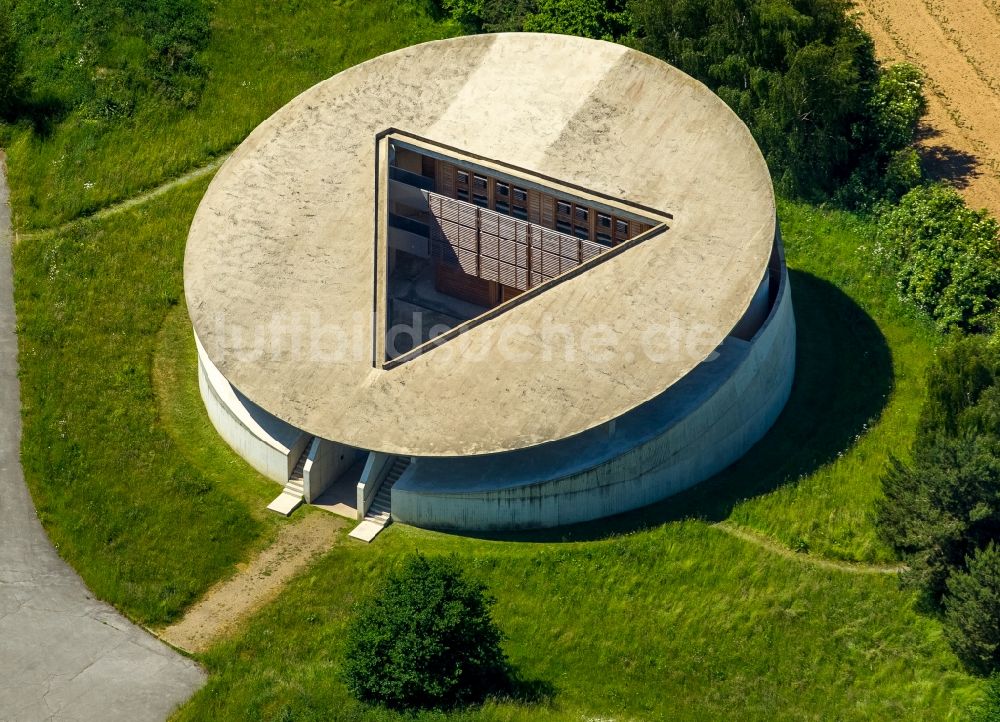 Hombroich, Neuss aus der Vogelperspektive: Kunst- Installation und Gebäude- Form des Kulturraum auf der ehemaligen Raketenbasis in Hombroich, Neuss im Bundesland Nordrhein-Westfalen