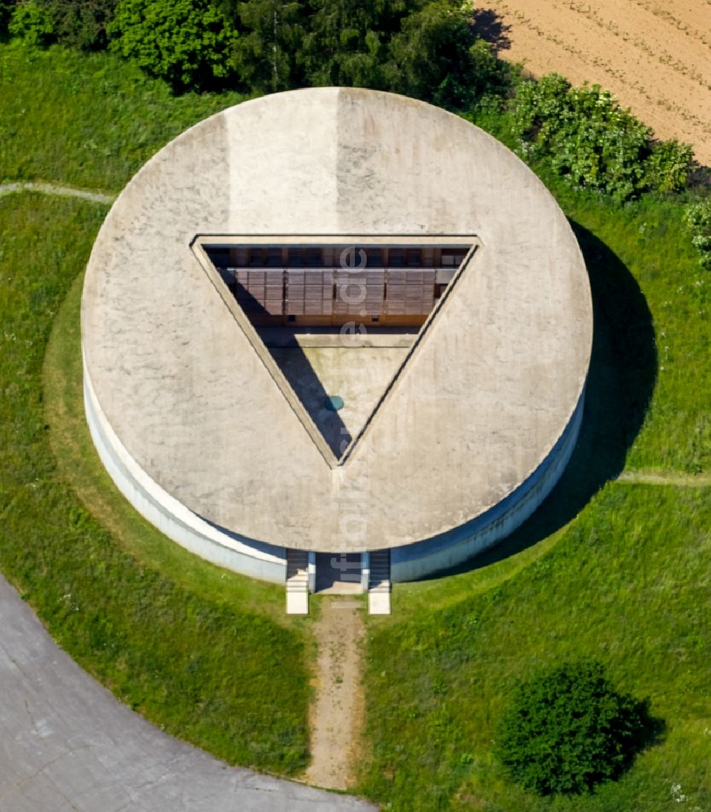 Luftbild Hombroich, Neuss - Kunst- Installation und Gebäude- Form des Kulturraum auf der ehemaligen Raketenbasis in Hombroich, Neuss im Bundesland Nordrhein-Westfalen