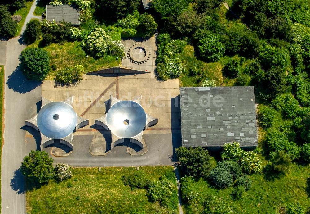 Luftaufnahme Hombroich, Neuss - Kunst- Installation und Gebäude- Form des Kulturraum auf der ehemaligen Raketenbasis in Hombroich, Neuss im Bundesland Nordrhein-Westfalen