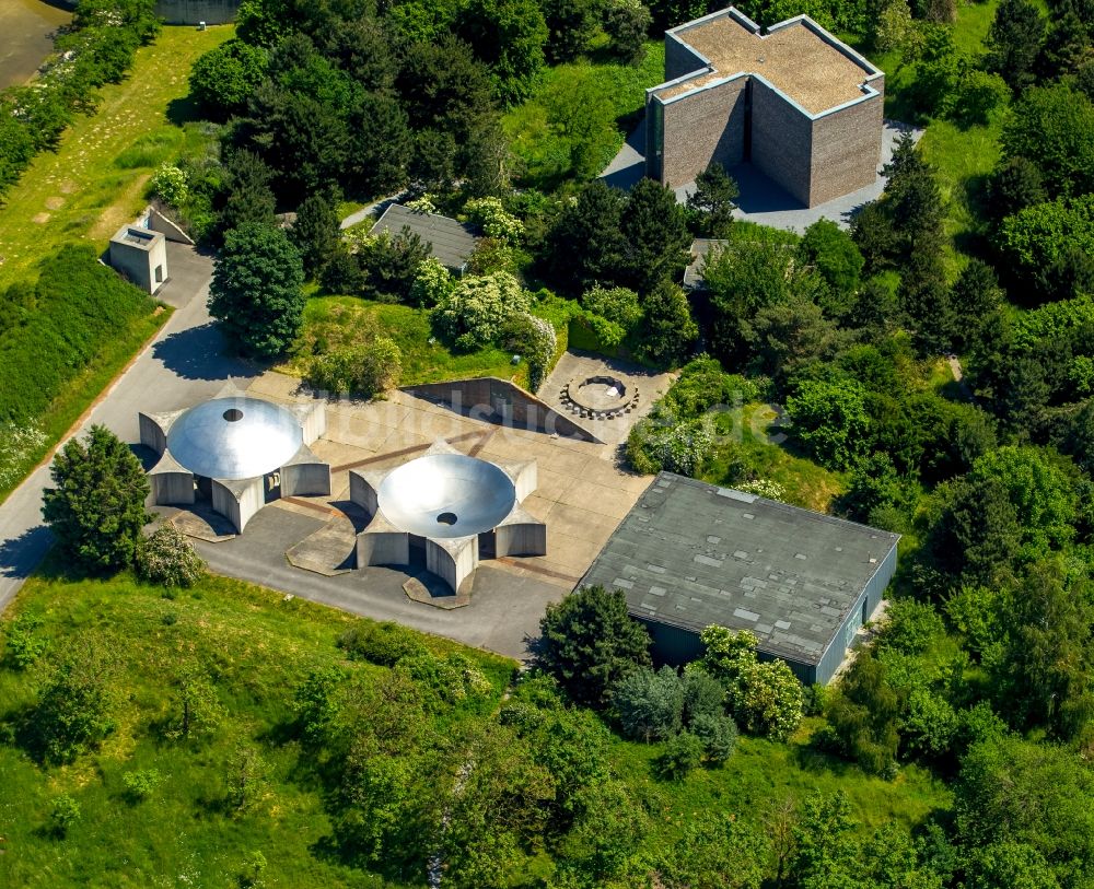 Luftaufnahme Hombroich, Neuss - Kunst- Installation und Gebäude- Form des Kulturraum auf der ehemaligen Raketenbasis in Hombroich, Neuss im Bundesland Nordrhein-Westfalen