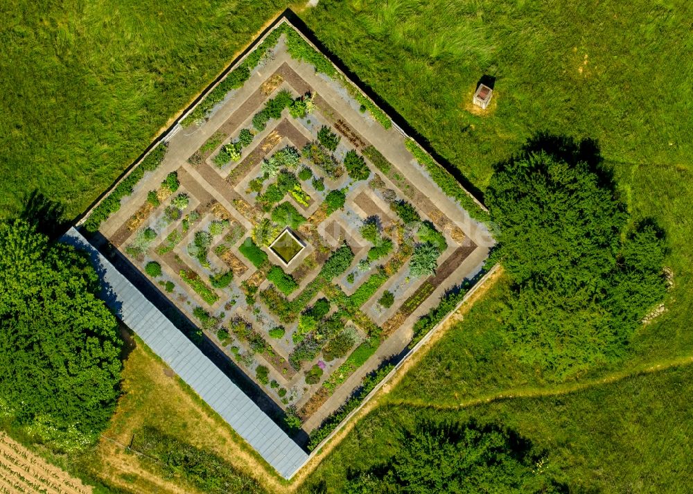 Hombroich, Neuss aus der Vogelperspektive: Kunst- Installation und Gebäude- Form des Kulturraum auf der ehemaligen Raketenbasis in Hombroich, Neuss im Bundesland Nordrhein-Westfalen