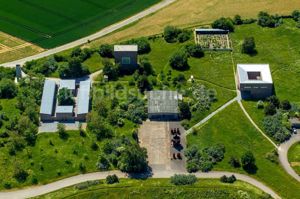 Hombroich, Neuss aus der Vogelperspektive: Kunst- Installation und Gebäude- Form des Kulturraum auf der ehemaligen Raketenbasis in Hombroich, Neuss im Bundesland Nordrhein-Westfalen