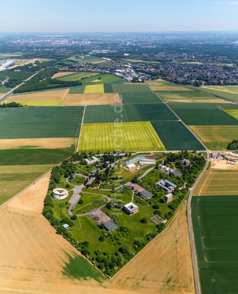 Luftaufnahme Hombroich, Neuss - Kunst- Installation und Gebäude- Form des Kulturraum auf der ehemaligen Raketenbasis in Hombroich, Neuss im Bundesland Nordrhein-Westfalen