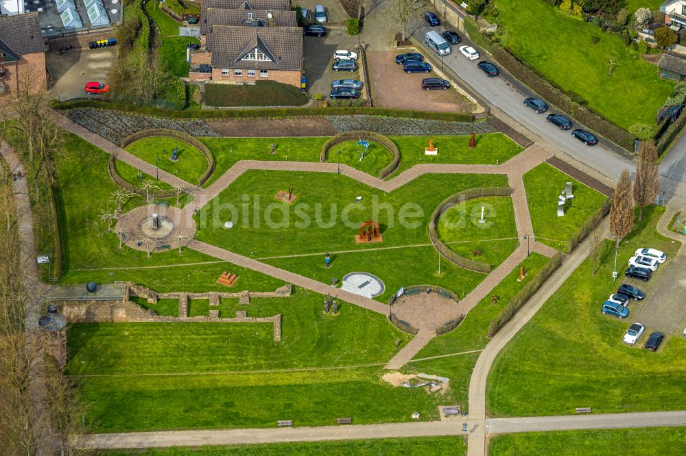 Luftbild Rees - Kunst- Installationen im Skulpturenpark in Rees im Bundesland Nordrhein-Westfalen, Deutschland