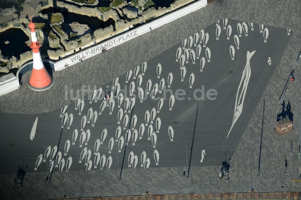 Bremerhaven aus der Vogelperspektive: Kunst auf dem Willy-Brandt-Platz in Bremerhaven im Bundesland Bremen