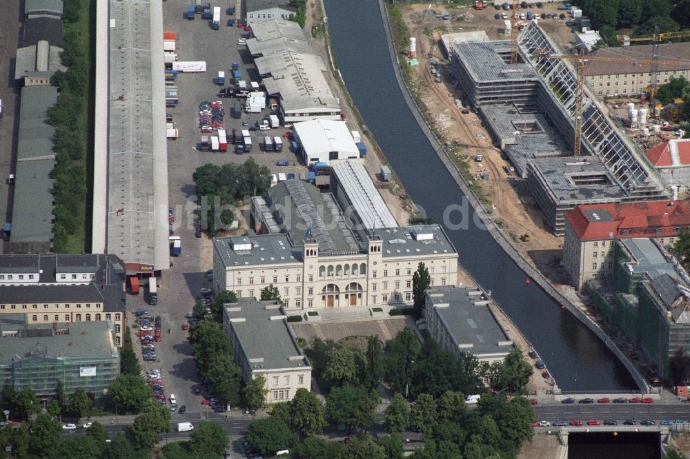 Luftaufnahme Berlin Mitte - Kunsthalle und Ausstellungshalle Hamburger Bahnhof am Spreeufer zur Invalidenstraße in Berlin - Mitte