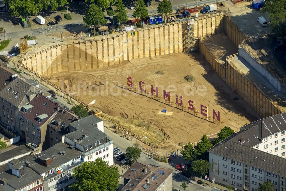 Essen von oben - Kunstinstallation SCHMUSEN in einer Baugrube in der Innenstadt von Essen im Bundesland Nordrhein-Westfalen