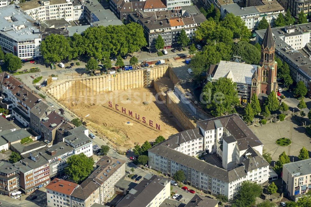 Essen aus der Vogelperspektive: Kunstinstallation SCHMUSEN in einer Baugrube in der Innenstadt von Essen im Bundesland Nordrhein-Westfalen