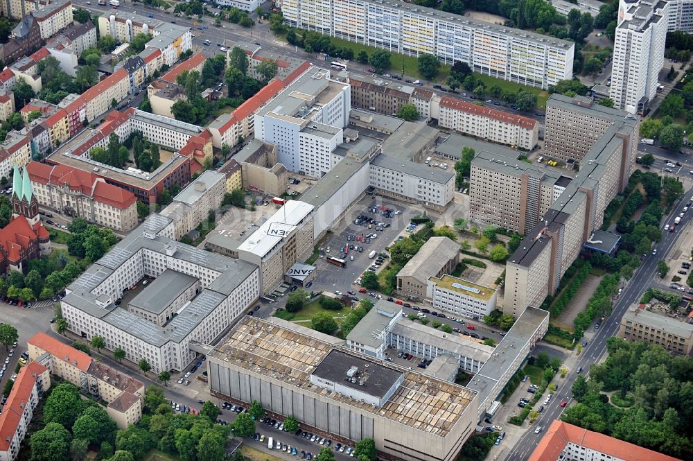 Luftaufnahme Berlin - Kunstprojekt Eingegangen am... am Stasimuseum in Berlin Lichtenberg