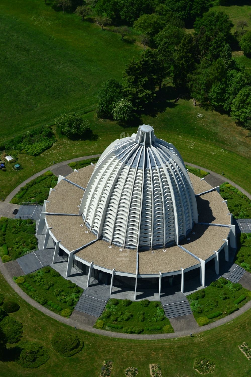 Luftaufnahme Hofheim am Taunus - Kuppelbau Bahai Haus der Andacht in Hofheim am Taunus im Bundesland Hessen