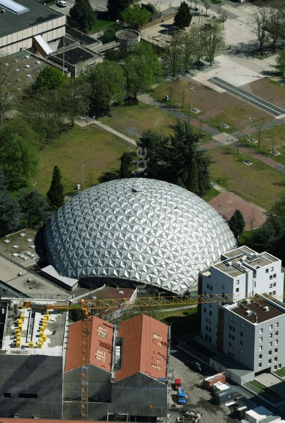 Saint-Etienne von oben - Kuppelbau Salle omnisports Parc François Mitterrand an der Rue Raymond Sommet, Boulevard Jules Janin in Saint-Etienne in Auvergne Rhone-Alpes, Frankreich