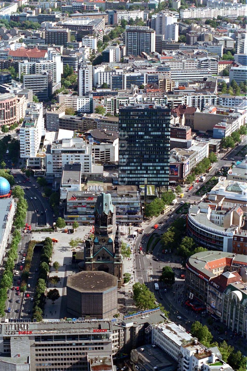 Berlin - Charlottenburg von oben - Kurfürstendamm, Gedächtnisskirche und Breitscheidplatz in Berlin - Charlottenburg.