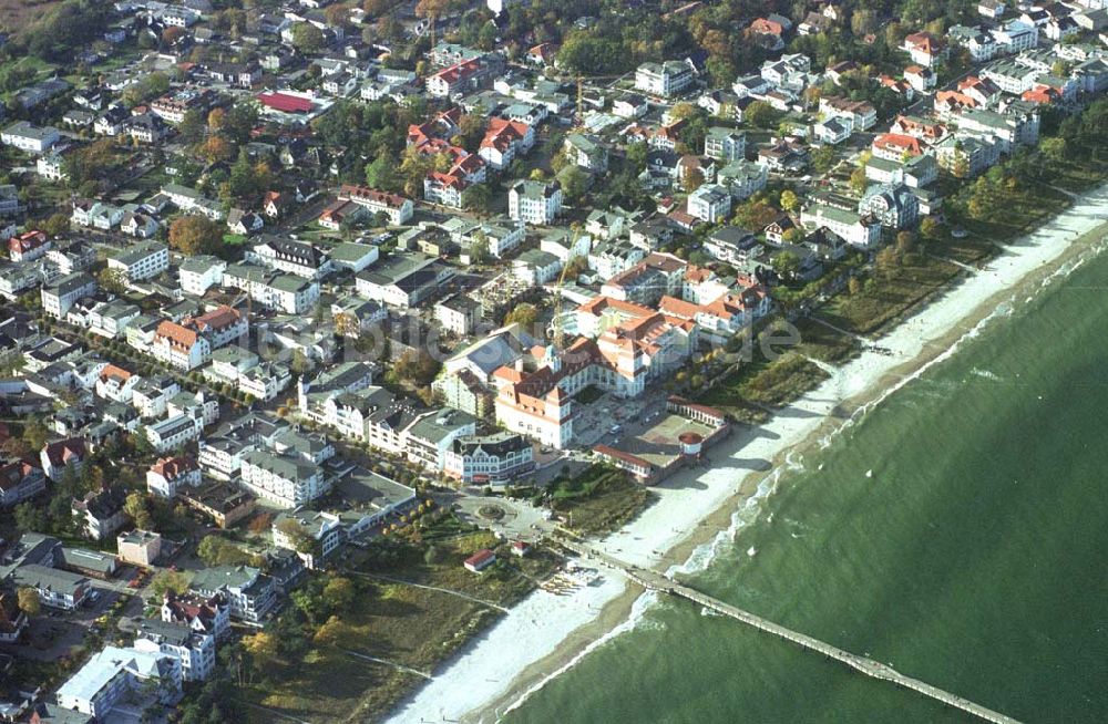 Luftbild Binz auf Rügen / MV - Kurhaus Binz - Hotel der TRAVEL-CHARME Berlin an der Strandpromenade von Binz auf Rügen.