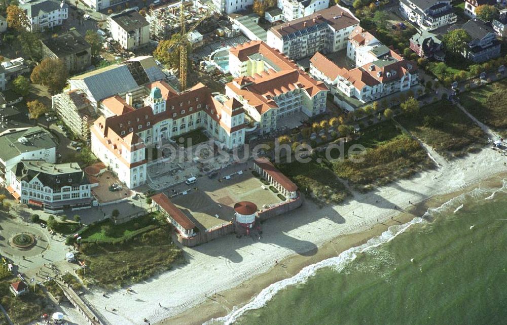 Luftaufnahme Binz auf Rügen / MV - Kurhaus Binz - Hotel der TRAVEL-CHARME Berlin an der Strandpromenade von Binz auf Rügen.