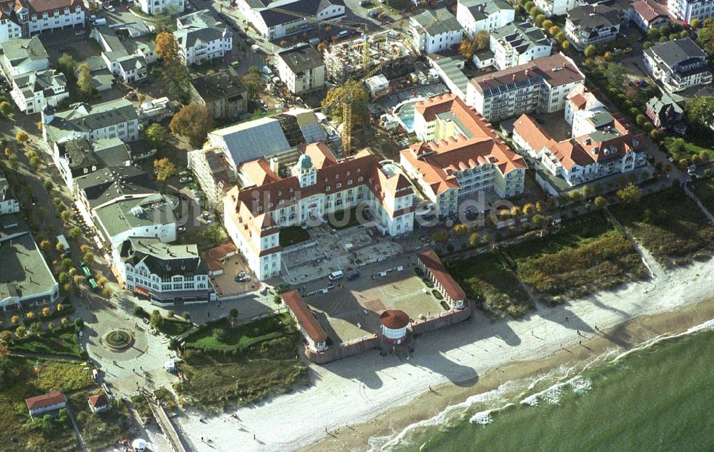 Binz auf Rügen / MV von oben - Kurhaus Binz - Hotel der TRAVEL-CHARME Berlin an der Strandpromenade von Binz auf Rügen.