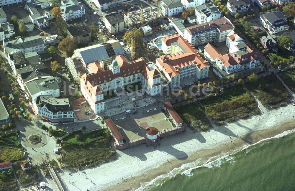 Binz auf Rügen / MV aus der Vogelperspektive: Kurhaus Binz - Hotel der TRAVEL-CHARME Berlin an der Strandpromenade von Binz auf Rügen.