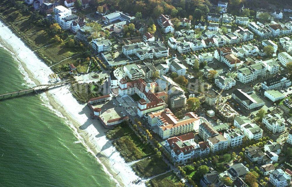 Binz auf Rügen / MV von oben - Kurhaus Binz - Hotel der TRAVEL-CHARME Berlin an der Strandpromenade von Binz auf Rügen.