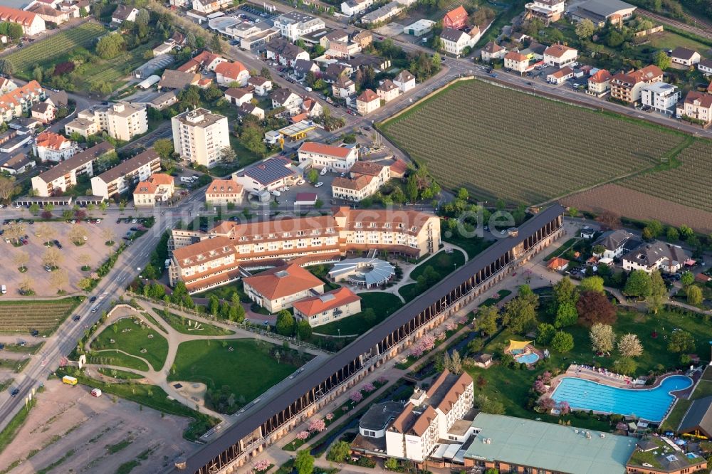 Bad Dürkheim aus der Vogelperspektive: Kurhaus- Gebäude der MEDIAN Park-Klinik am Gradierbau in Bad Dürkheim im Bundesland Rheinland-Pfalz, Deutschland