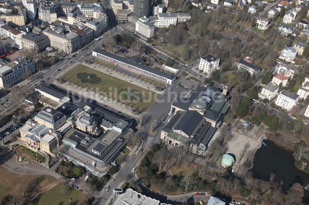 Wiesbaden von oben - Kurhaus und Theater in Wiesbaden im Bundesland Hessen
