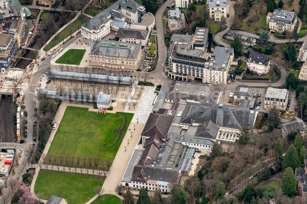 Luftaufnahme Baden-Baden - Kurpark und Kurhaus- Gebäude Baden Baden in Baden-Baden im Bundesland Baden-Württemberg, Deutschland